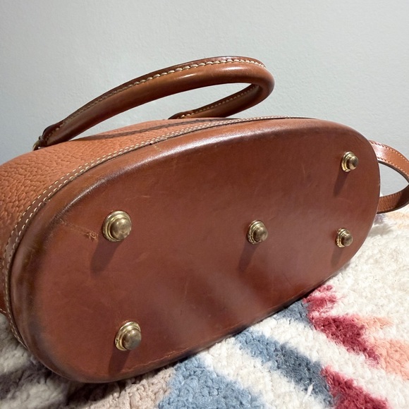 Dooney & Bourke Vintage Tan Leather Shoulder Bag - Picture 5 of 8